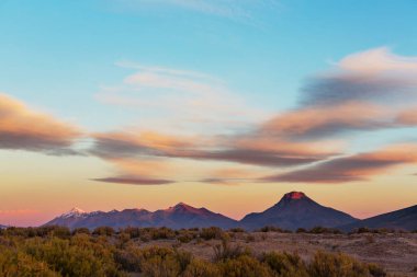 Bolivya altiplanosundaki alışılmadık dağlar Güney Amerika 'yı geziyor.