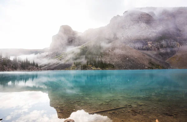 캐나다 공원에 눈덮인 산봉우리가 아름다운 청록색 — 스톡 사진