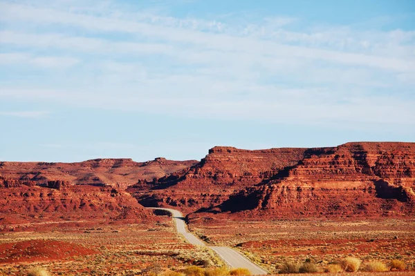 草原上的路 沙漠自然旅行背景 — 图库照片