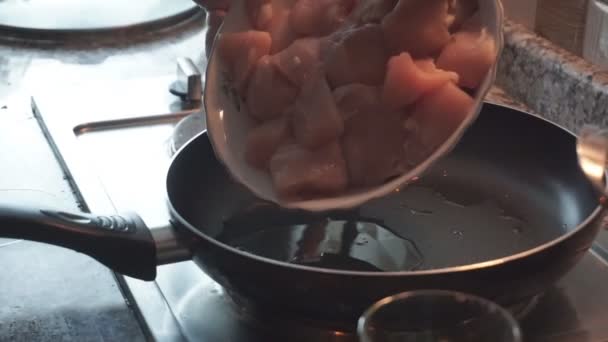 Крупный план приготовления куриного мяса на сковородке . — стоковое видео