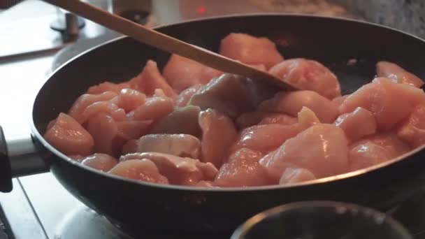 Tavada pişirme tavuk eti, yakın çekim. — Stok video