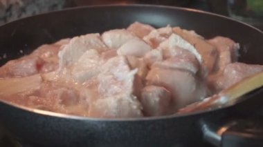 Tavada pişirme tavuk eti, yakın çekim.