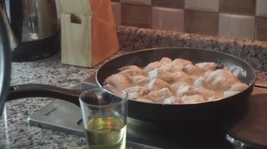 Tavada pişirme tavuk eti, yakın çekim.