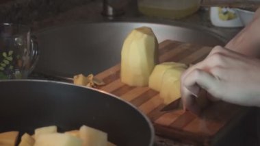 Bir patates pişirmekten yakın çekim.