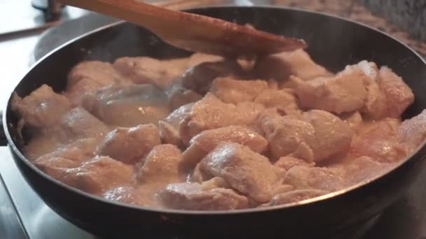 Крупним планом куряче м'ясо, що готується на сковороді . — стокове відео