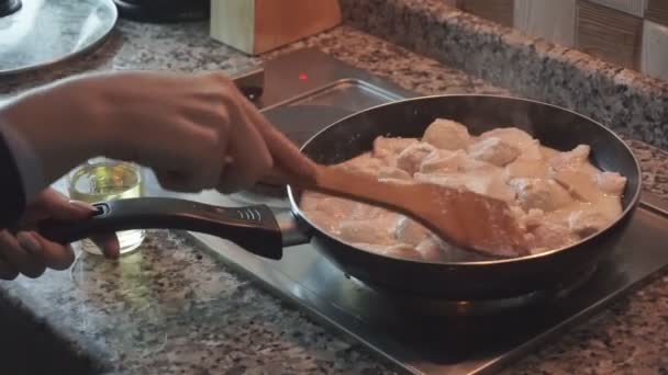 Primer plano de una carne de pollo cocida en la sartén . — Vídeos de Stock