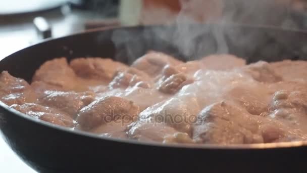 Närbild av en kycklingkött matlagning i stekpannan. — Stockvideo