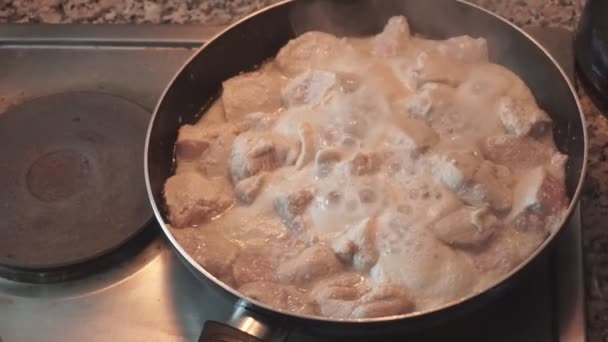 Närbild av en kycklingkött matlagning i stekpannan. — Stockvideo