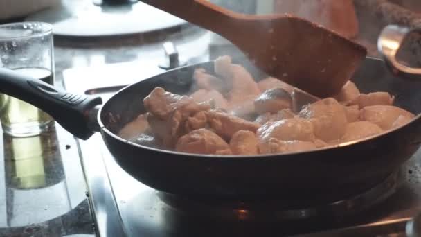 Close up van een kippenvlees koken in de koekenpan. — Stockvideo