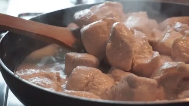 Κοντινό πλάνο του ένα κοτόπουλο κρέας μαγειρέματος στο τηγάνι. — Αρχείο Βίντεο
