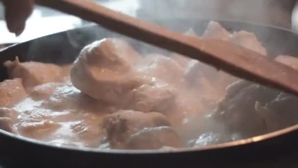 Primo piano di una cottura di carne di pollo nella padella per friggere . — Video Stock