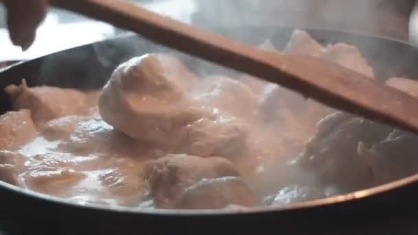 Primer plano de una carne de pollo cocida en la sartén . — Vídeo de stock