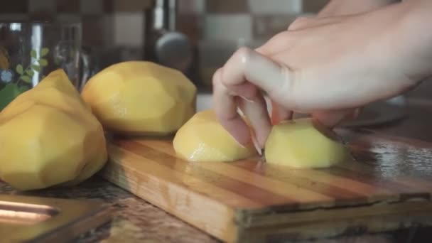 Close up van een aardappel koken. — Stockvideo