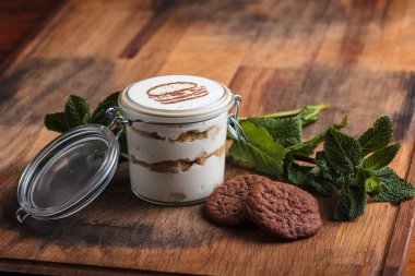 Tiramisu tatlı kurabiye ahşap tablo ile.