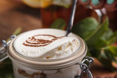 Tiramisu tatlı kaşık portre üzerinde