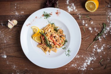 Deniz ürünleri üzerinde yıpranmış ahşap arka plan ile makarna.