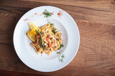 Deniz ürünleri üzerinde yıpranmış ahşap arka plan ile makarna.