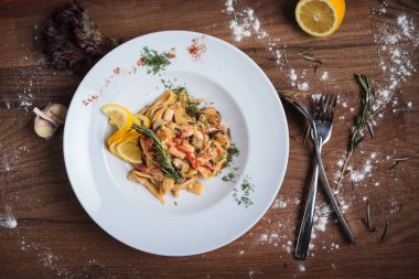 Deniz ürünleri üzerinde yıpranmış ahşap arka plan ile makarna.