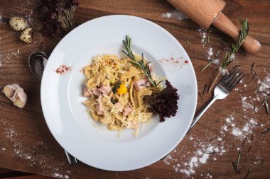 Makarna Carbonara yıpranmış ahşap zemin üzerine