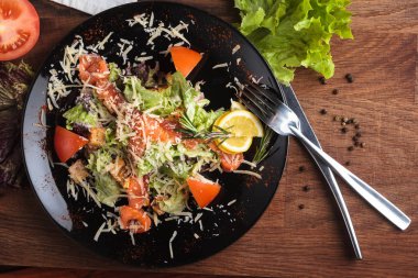 Sezar salatası somon ve kiraz domates ile