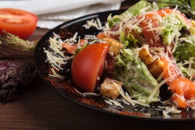 Sezar salatası somon ve kiraz domates ile