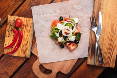 Yunan salatası malzemeler ile kağıt üzerinde hizmet