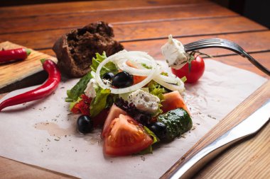 Yunan salatası malzemeler ile kağıt üzerinde hizmet