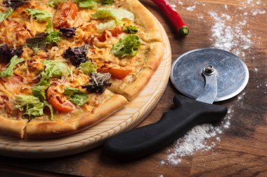 Sezar pizza dağınık ahşap arka plan üzerinde.