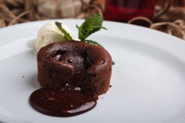 Çikolatalı fondan ve dondurma