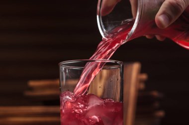 El yapımı limonata cam içine dökün