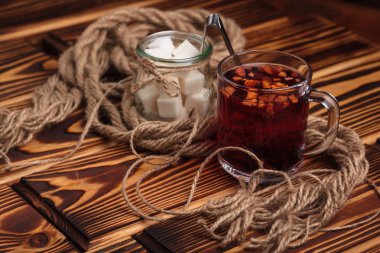 Ebegümeci çayı ile meyve parçaları ve şeker