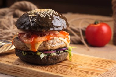 Sığır siyah topuz ile moda parlak burger
