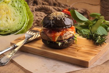 Sığır siyah topuz ile moda parlak burger