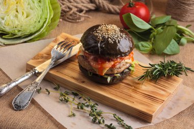 Sığır siyah topuz ile moda parlak burger