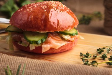 Son moda parlak burger pembe çörek de somon ile