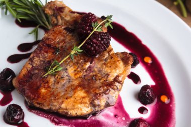 Kemik kiraz-zencefil soslu domuz eti biftek