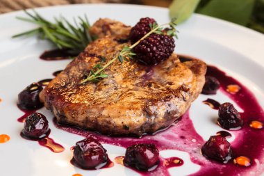 Kemik kiraz-zencefil soslu domuz eti biftek