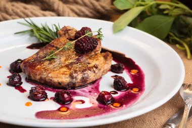 Kemik kiraz-zencefil soslu domuz eti biftek