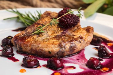 Kemik kiraz-zencefil soslu domuz eti biftek