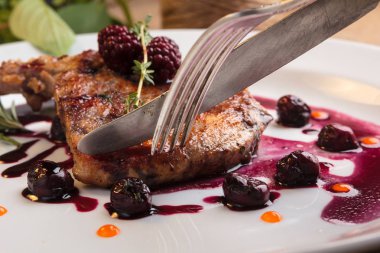 Kemik üzerinde domuz biftek parçalarını dilimlenmiş