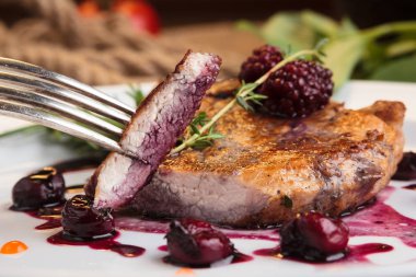 Kemik üzerinde domuz biftek parçalarını dilimlenmiş