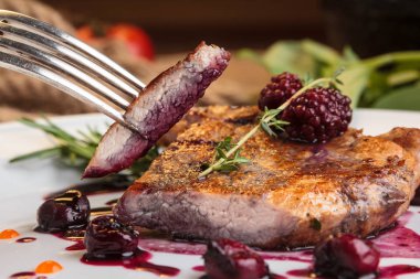 Kemik üzerinde domuz biftek parçalarını dilimlenmiş