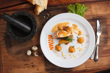 Turuncu Brezilyalı yolu ile tavuk göğsü dolması