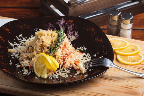 Risotto mit Meeresfrüchten auf Holzgrund. — Stockfoto