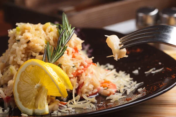 Risotto mit Meeresfrüchten auf Holzgrund. — Stockfoto