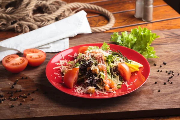 Caesar-Salat mit Lachs und Kirschtomaten — Stockfoto