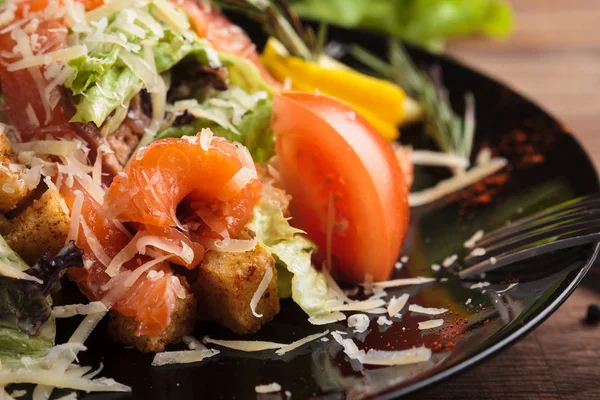 Salade César au saumon et tomates cerises — Photo