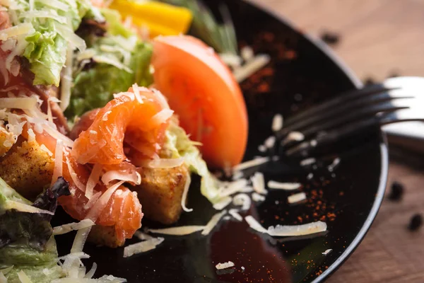 Caesar-Salat mit Lachs und Kirschtomaten — Stockfoto