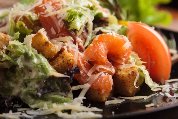 Salade César au saumon et tomates cerises — Photo