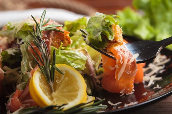 Caesar-Salat mit Lachs und Kirschtomaten — Stockfoto